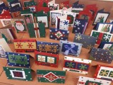 kartki świąteczne wykonane w Ośrodku Wsparcia dla Seniorów Nr 1, Aleja Zjednoczenia 13. Powiększ zdjęcie