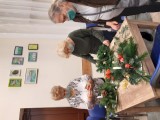 warsztaty florystyczne w OWDS Nr 1 – wykonywanie stroików świątecznych. Powiększ zdjęcie